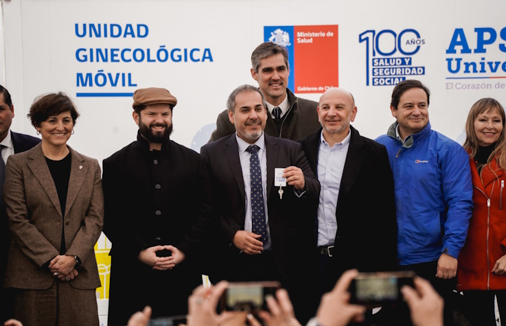 PRESIDENTE GABRIEL BORIC JUNTO A LAMINISTRA DE SALUD, ENTREGAN NUEVA CLÍNICA DENTAL MÓVIL PARA